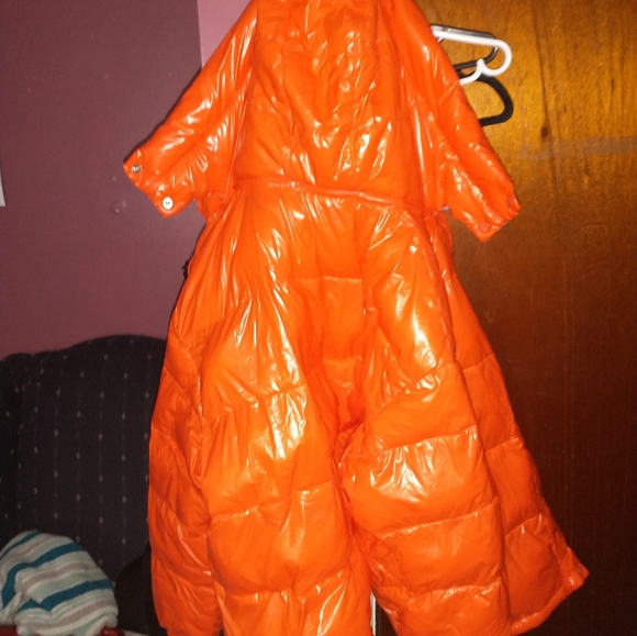 New orange puffer jacket - Picture 3 of 3